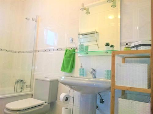 A bathroom at Bright spacious apartment, 2 min walk from beach