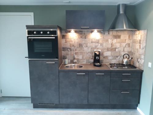 Kuchyň nebo kuchyňský kout v ubytování NIEUW Appartement 12 OOSTKAPELLE