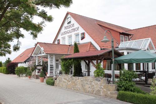 ein Gebäude mit einer Backsteinstraße davor in der Unterkunft Landhotel Furthmühle in Grabe