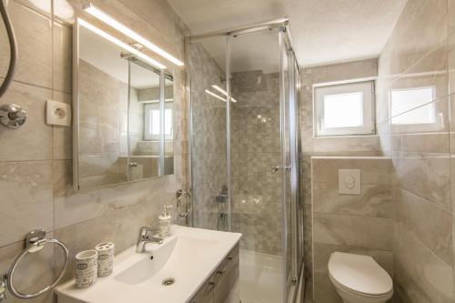 Ett badrum på Apartments Family Roso