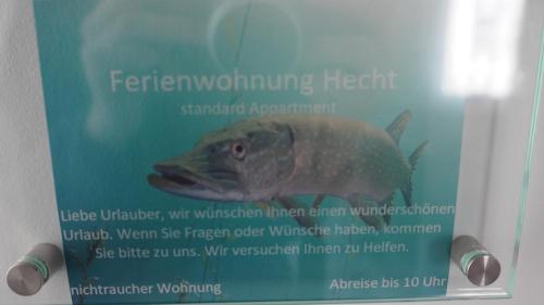 ein Zeichen mit einem Bild eines Fisches darauf in der Unterkunft Kaisers Eck Ferienwohnung in Ahlbeck