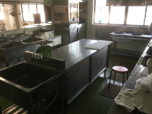 une cuisine avec un grand évier et un comptoir dans l'établissement Homestay Dream / Vacation STAY 3779, à Uonuma