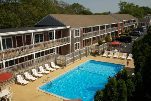 Výhľad na bazén v ubytovaní Holiday Hill Inn & Suites alebo v jeho blízkosti