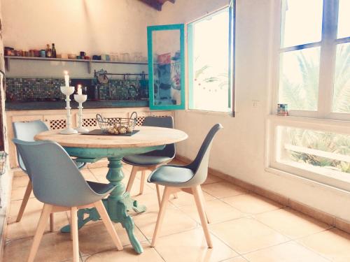 Casa Aura في إرميغوا: غرفة طعام مع طاولة وكراسي