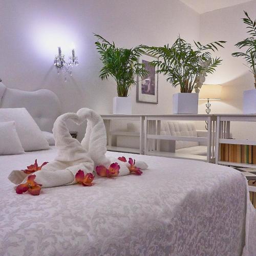 a couple of swans are laying on a bed at Giada in Gussago