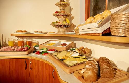 um buffet com pão e outros alimentos num balcão em Lärchenhof em Flachau