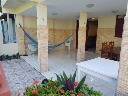 eine Terrasse mit Hängematte auf einem Haus in der Unterkunft Casa dentro de Porto de Galinhas. 04Suítes.01Quarto. in Porto De Galinhas