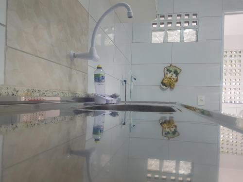 ein weißes Badezimmer mit Waschbecken und Dusche in der Unterkunft Casa dentro de Porto de Galinhas. 04Suítes.01Quarto. in Porto De Galinhas