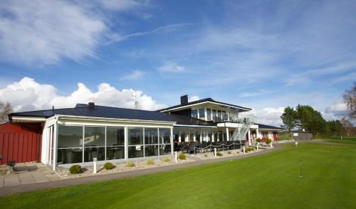 un bâtiment avec un parcours de golf et un green dans l'établissement Varbergs GK Östra Hotell, à Grimeton