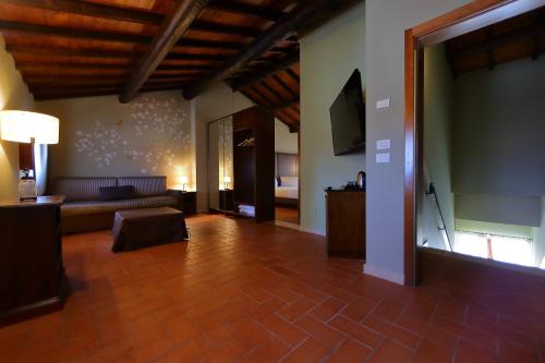 a living room with a couch and a television at La Boheme Chambres in Lazise