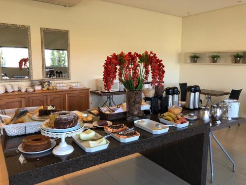 ein Tisch mit vielen verschiedenen Arten von Essen darauf in der Unterkunft Cast Comfort Hotel in Paranaíba