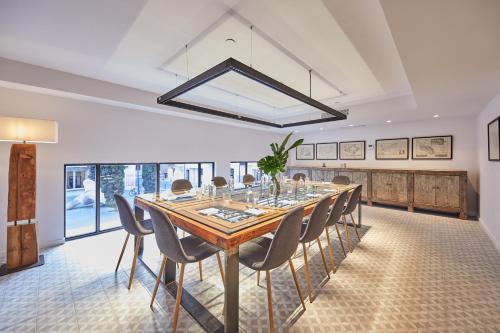 a dining room with a long table and chairs at Ca n'Alexandre - Adults Only in Palma de Mallorca