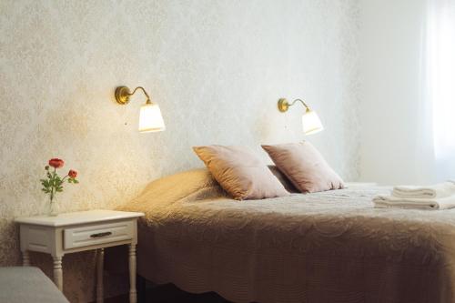 een slaapkamer met een bed met twee lampen erop bij YEY Atouguia da Baleia in Peniche