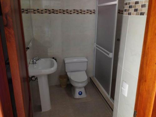 uma pequena casa de banho com WC e lavatório em Casa Blanca Hotel Boutique em Santa Marianita