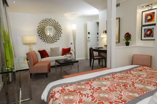 a bedroom with a bed and a living room at Best Western Plus Hotel Sydney Opera in Paris