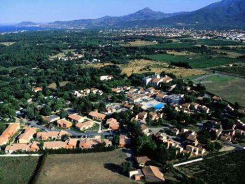 une vue aérienne d'une ville avec des maisons et des arbres dans l'établissement Les Albères Asclepieia Appartement Emmanuel, à Argelès-sur-Mer