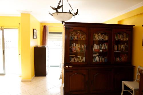 Perpustakaan di rumah tamu ini