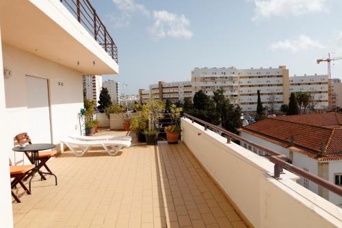 Balkoni atau teres di BellaVita City Faro