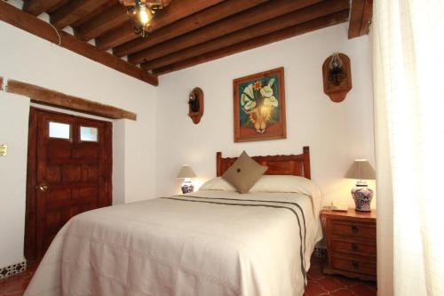 Un pat sau paturi într-o cameră la Hotel Mesón del Rosario
