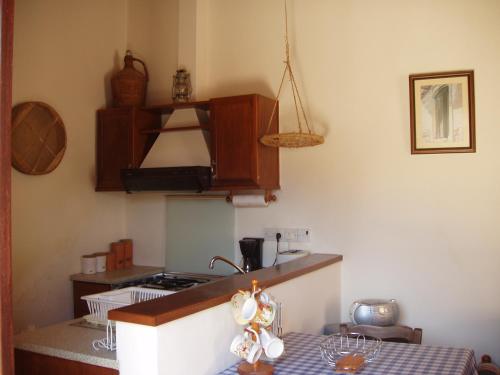 uma cozinha com um lavatório e um fogão forno superior em Niovi House em Tochni
