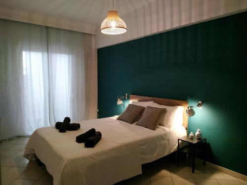 A bed or beds in a room at Bright Apartment steps from the Sea