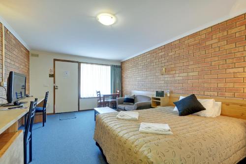Кровать или кровати в номере Always Welcome Motel