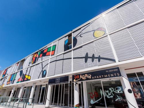 una fachada de un edificio con muchas ventanas en The Miro Apartments, en Brisbane