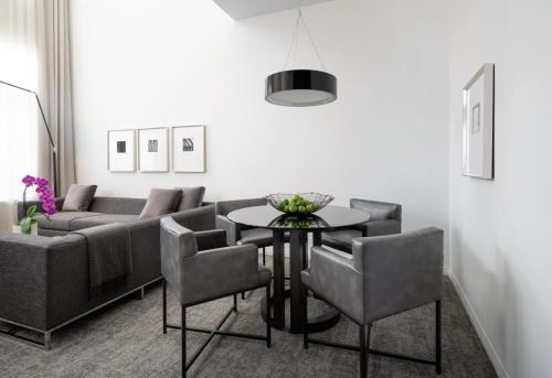 Гостиная зона в AKA Beverly Hills