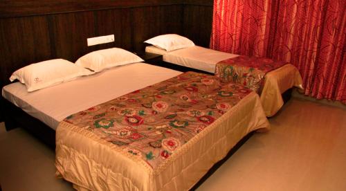 Cama ou camas em um quarto em FabExpress Le Emrald Residency