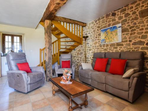 un salon avec un canapé, deux chaises et une table dans l'établissement Holiday Home in Bonnemain near Mont St-Michel, à Bonnemain