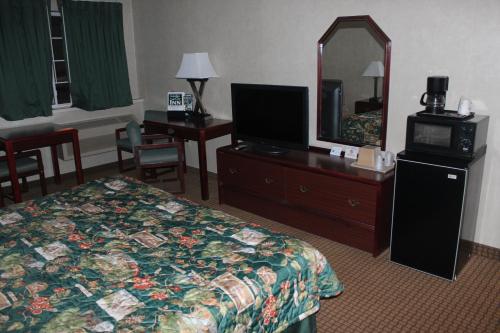 Una cama o camas en una habitación de Garden City Inn