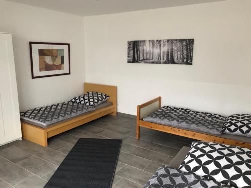 - une chambre avec 2 lits dans l'établissement City Apartment Dietze, à Übach-Palenberg