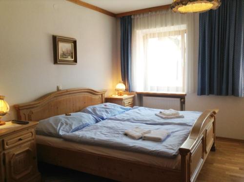ein Schlafzimmer mit einem Bett mit Handtüchern darauf in der Unterkunft Frühstückspension zur Post Reisinger KG St Oswald in Sankt Oswald bei Freistadt
