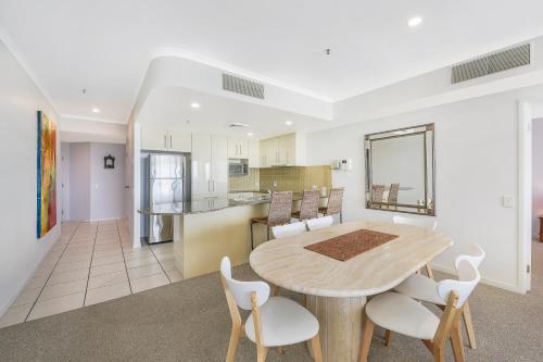 Una cocina o zona de cocina en The Duporth Riverside