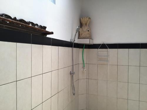 Gili Nyepi tesisinde bir banyo