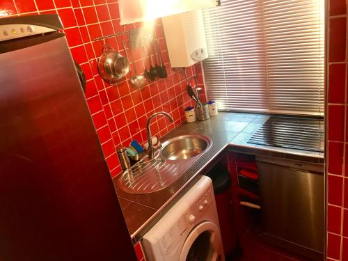 eine Küche mit Spüle und Waschmaschine in der Unterkunft Duplex La Cala in La Cala del Moral