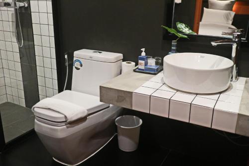 Koupelna v ubytování Hua Hin Habitat Hotel- SHA Extra Plus