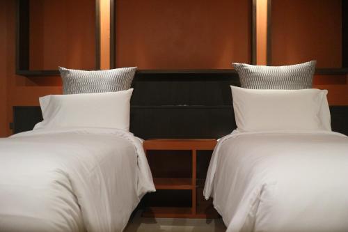 Postel nebo postele na pokoji v ubytování Hua Hin Habitat Hotel- SHA Extra Plus