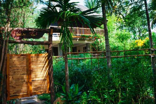 Κήπος έξω από το The Trang Villas