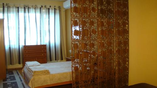 ソフィアにあるApartment SOFIA Centerのベッドルーム1室(ベッド1台付)、大きな木製キャビネットが備わります。