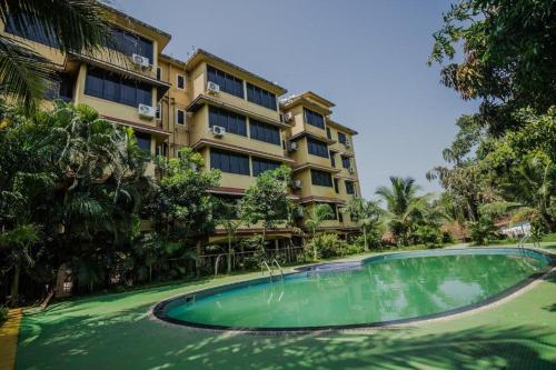 בריכת השחייה שנמצאת ב-YoYo Goa, The Apartment Hotel או באזור