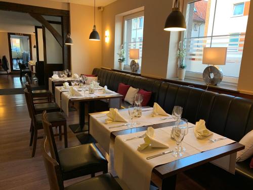 ヴェニッヒセンにあるHotel und Restaurant Pinkenburgのワイングラスを飲むレストランのテーブル