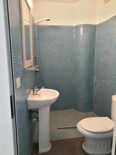 Ванная комната в Rooms and Apartments Analipsi