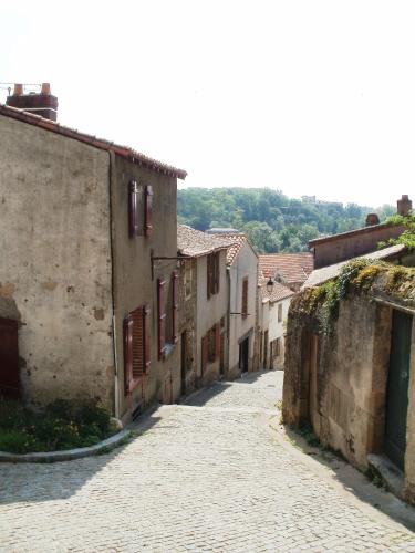 an alley in an old town with buildings at Ternélia Henri IV in Clisson