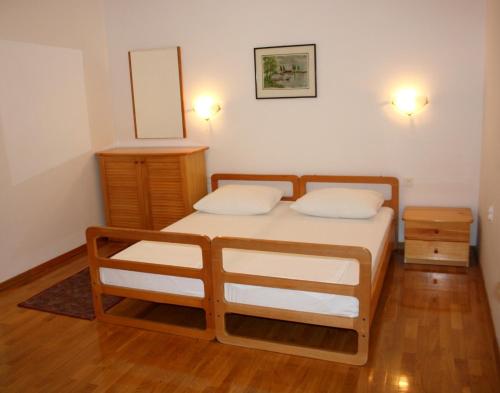 sypialnia z łóżkiem z 2 białymi poduszkami w obiekcie Apartments Gašpar w Crikvenicy