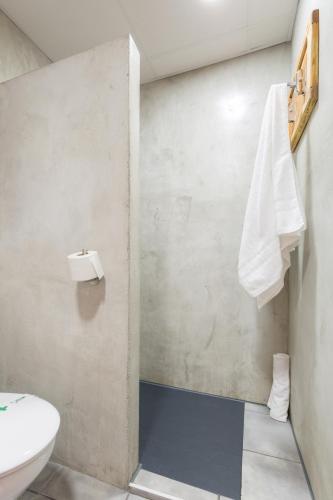 Bilik mandi di Tomate Rooms