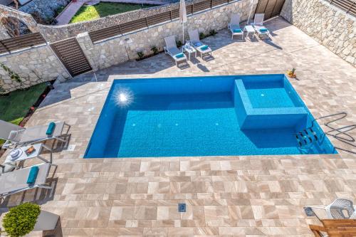 Kolam renang di atau dekat dengan Platanias Villa Mirsini