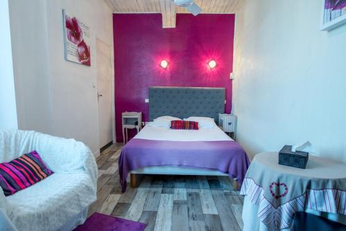 Katil atau katil-katil dalam bilik di Logis Hôtels - Hôtel et Restaurant Les Voyageurs