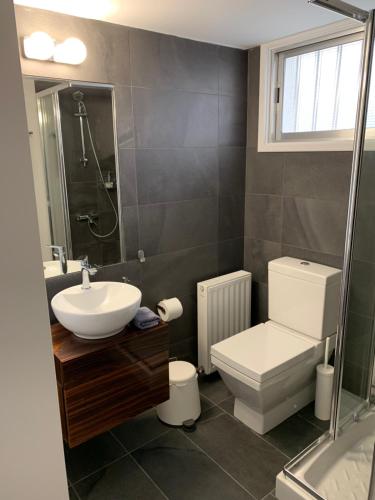 Koupelna v ubytování Strovolos Value Suites