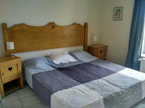 Un pat sau paturi într-o cameră la Gîtes de Loire